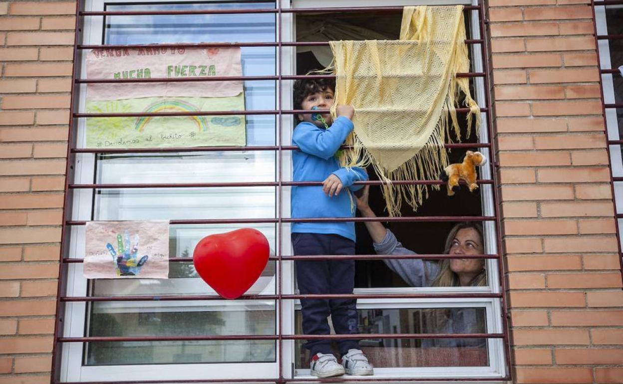 Una madre y su hijo, en Arroyo de la Luz, cuyos accesos han estado controlados durante cuatro semanas 