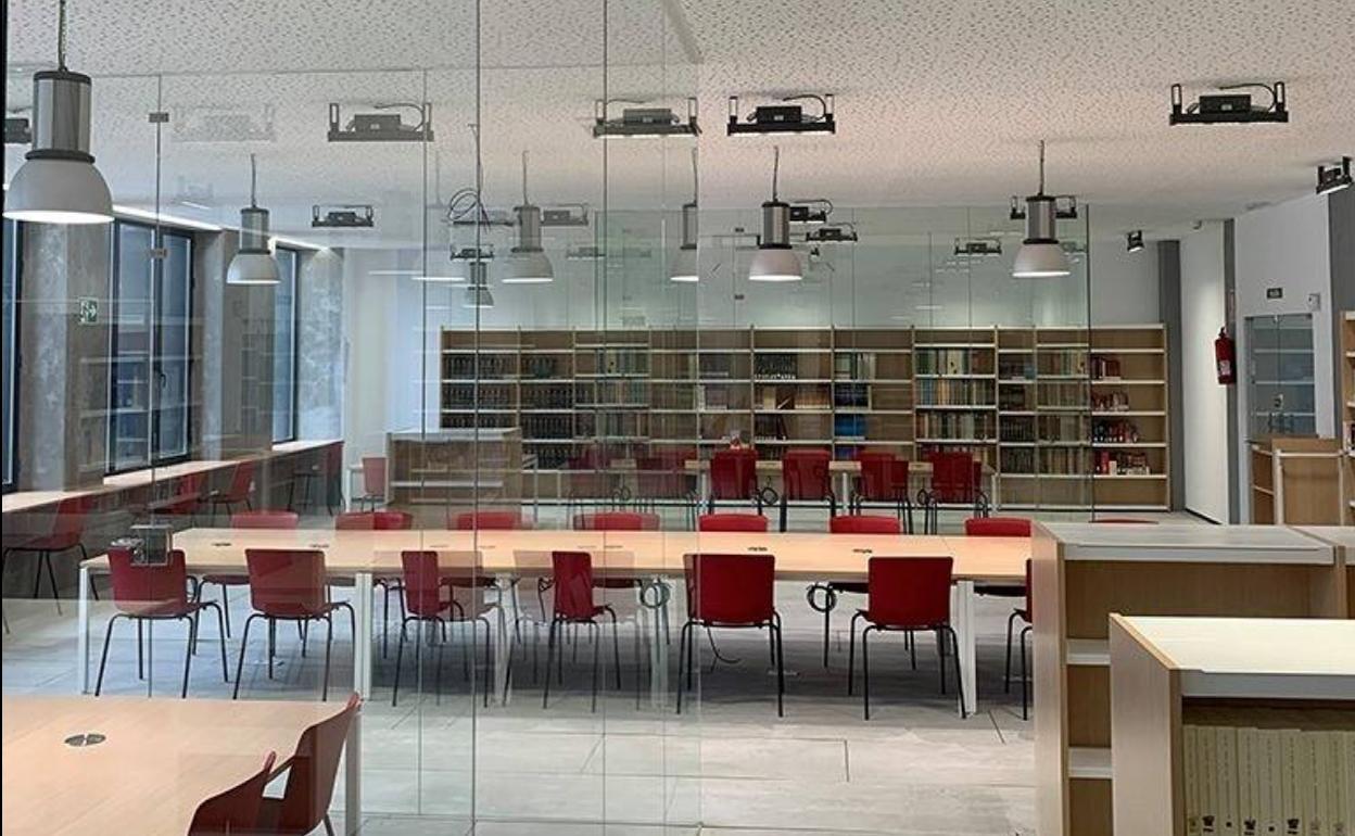 Sala de estudio de la biblioteca de Arroyo de la Luz. 