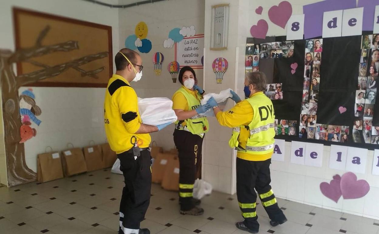 DYA reparte el material escolar del colegio Ntra. Sra. de los Dolores