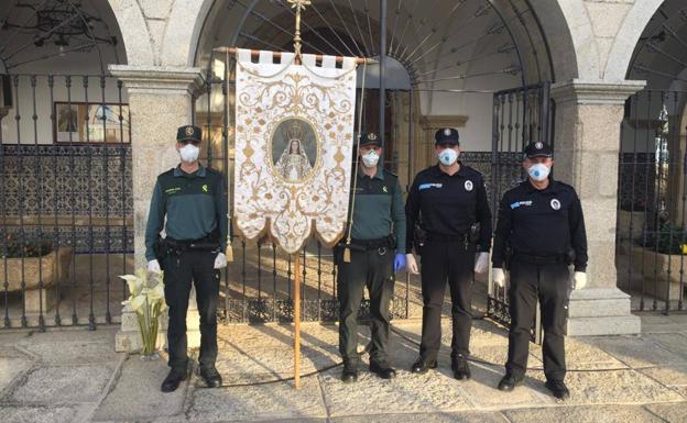 Imagen principal - Fotos de la vuelta del estandarte hasta el santuario. En la tercera, entrega del estandarte del párroco a las autoridades en la puerta de Ntra. Sra. de la Asunción.