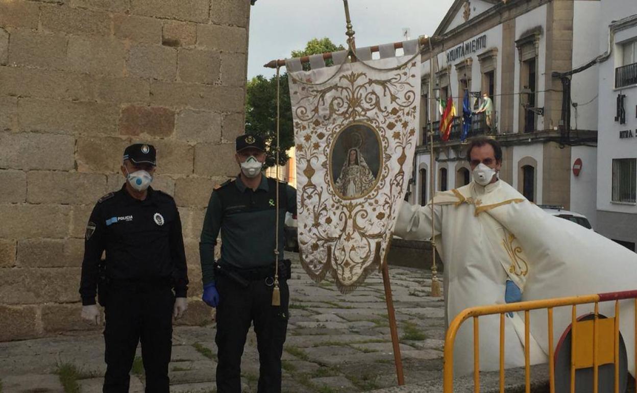 El estandarte de la Virgen es llevado nuevamente por las autoridades hasta su santuario.