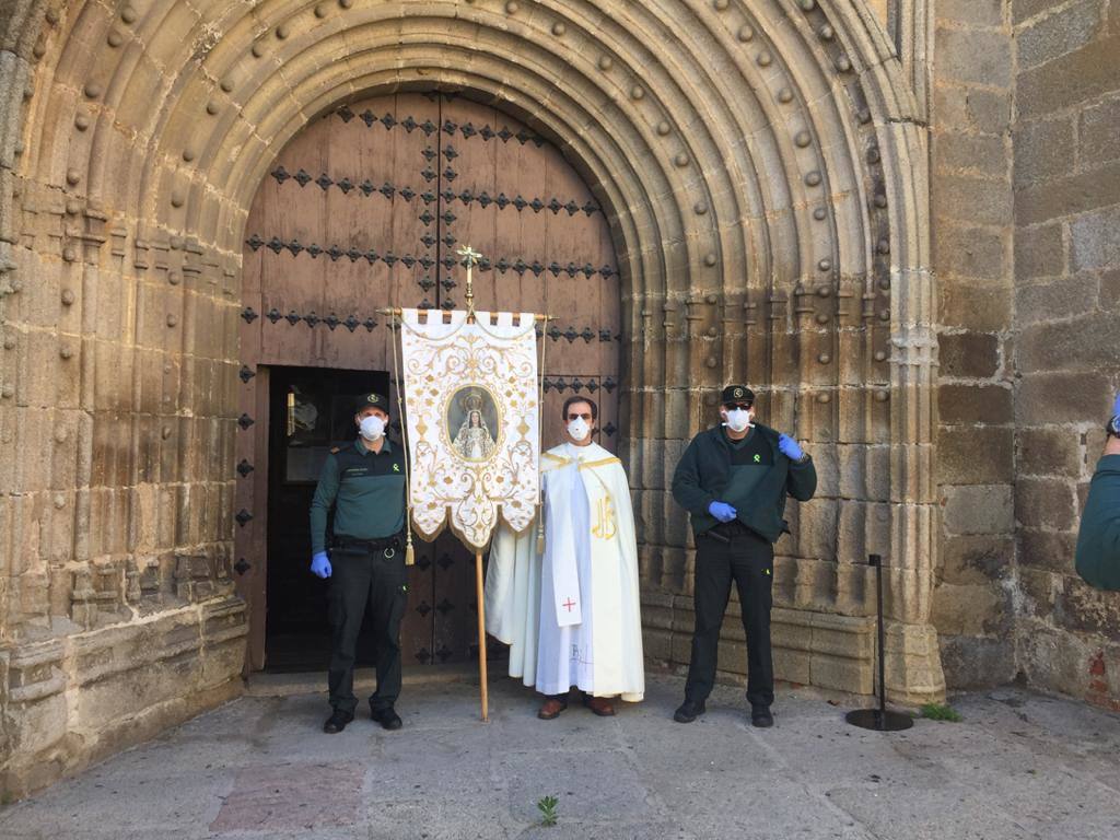 Imagen principal - La Guardia Civil transporta el estandarte hasta la iglesia Ntra. Sra. de la Asunción.En la segunda, recogida del estandarte en el santuario por la Guardia Civil. 