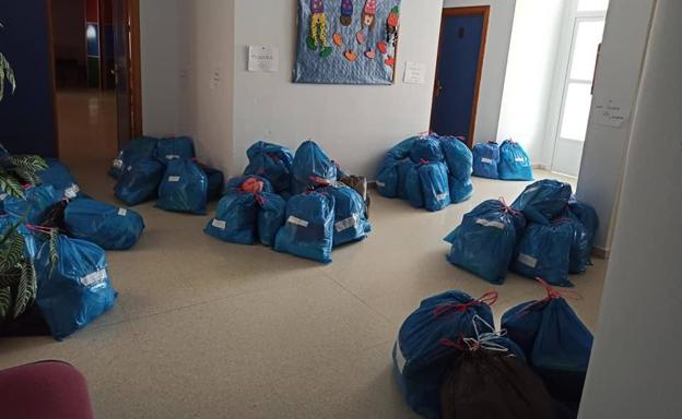 Imagen principal - El Centro Infantil Ta-Ca-Tá ha entregado a los niños el material que quedaba en el centro