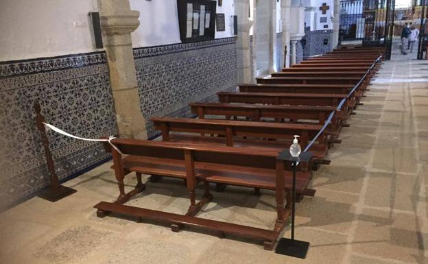 Imagen principal - La Cofradía Ntra. Sra. de la Luz se suma al luto oficial de 10 días