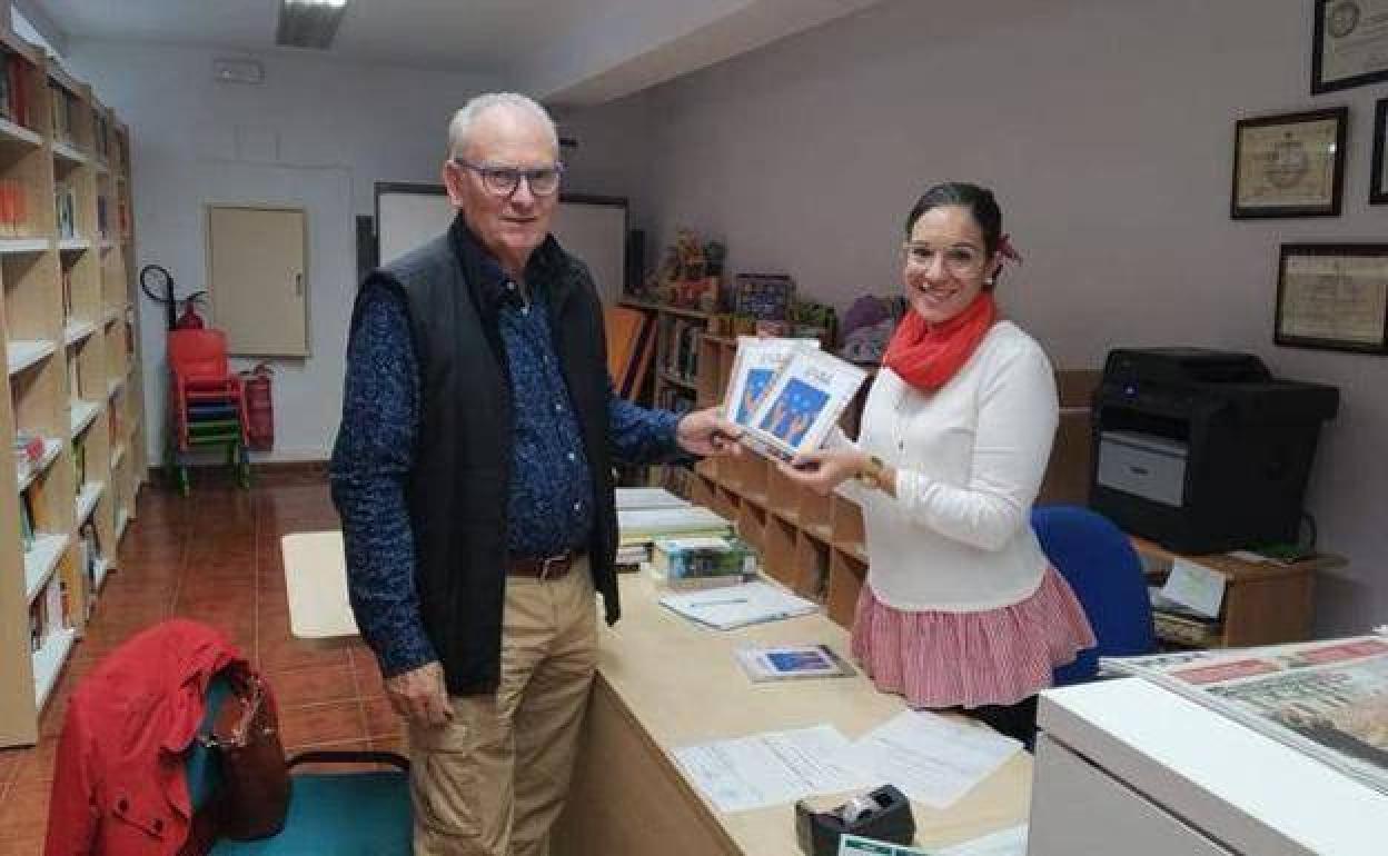 Foto de archivo del pasado noviembre, cuando el poeta y dramaturgo donó 'A la luz de las palabras' a la biblioteca arroyana.