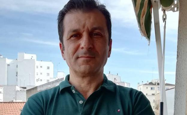 Agustín Carreño desde su terraza en Badajoz. 