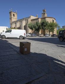 Imagen secundaria 2 - Arriba, El retablo de Luis de Morales preside el altar de la parroquia. Abajo, a la izquierda, estatua de Luis de Morales en la plaza de España de Badajoz, ciudad donde desarrolló gran parte de su vida; a la derecha, la iglesia de Nuestra Señora de la Asunción es uno de los grandes tesoros de Arroyo de la Luz. 