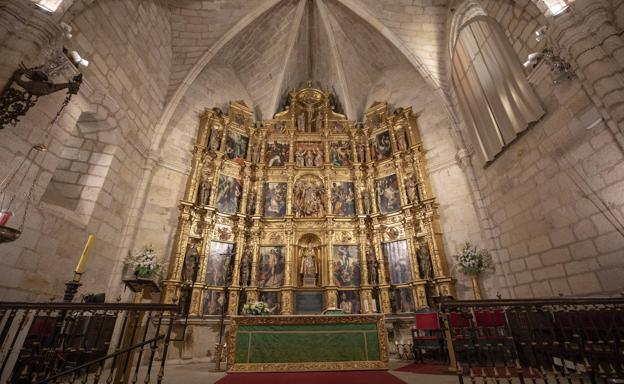 Imagen principal - Arriba, El retablo de Luis de Morales preside el altar de la parroquia. Abajo, a la izquierda, estatua de Luis de Morales en la plaza de España de Badajoz, ciudad donde desarrolló gran parte de su vida; a la derecha, la iglesia de Nuestra Señora de la Asunción es uno de los grandes tesoros de Arroyo de la Luz. 
