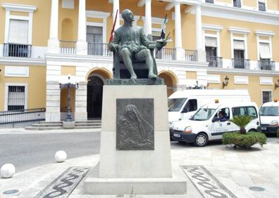 Imagen secundaria 1 - Arriba, El retablo de Luis de Morales preside el altar de la parroquia. Abajo, a la izquierda, estatua de Luis de Morales en la plaza de España de Badajoz, ciudad donde desarrolló gran parte de su vida; a la derecha, la iglesia de Nuestra Señora de la Asunción es uno de los grandes tesoros de Arroyo de la Luz. 