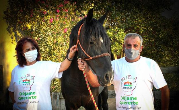 Imagen principal - Arroyo de la Luz lanza una nueva campaña a través de una venta de camisetas