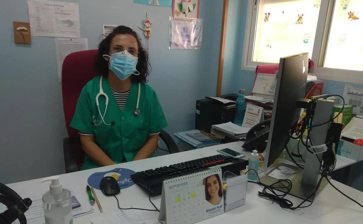 Catalina Durán Iglesias, coordinadora del centro de salud de Arroyo de la Luz, en su consulta. 