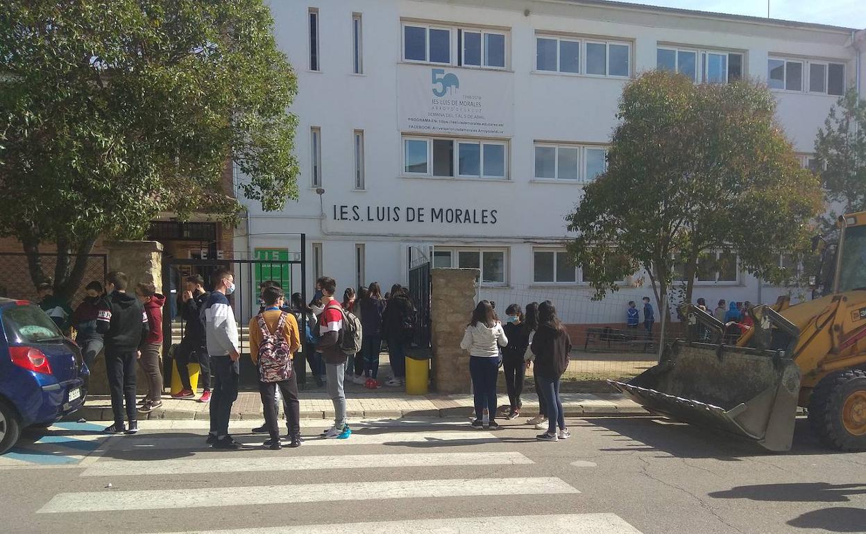 Los alumnos en el recreo en la calle, que se corta cada día al trafico para ello en cada recreo. 