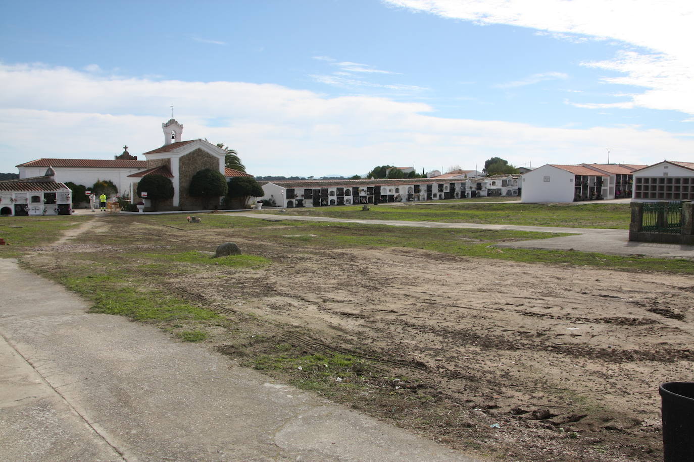 Imagen secundaria 1 - Pocas personas visitando y arreglando los panteones hoy, 1 de noviembre. 