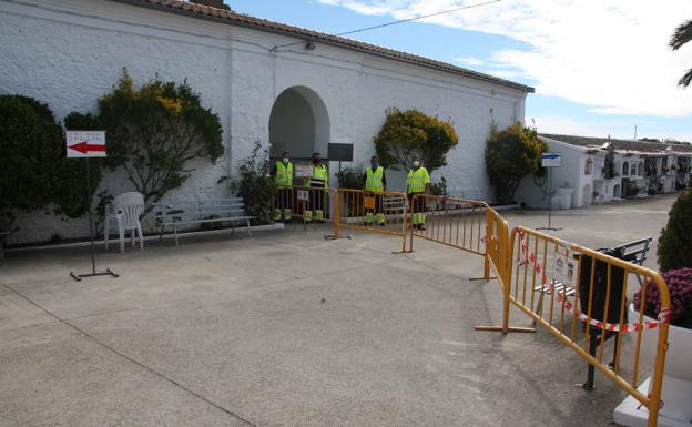 Imagen principal - Menos visitas que en años anteriores en Los Santos del año del coronavirus