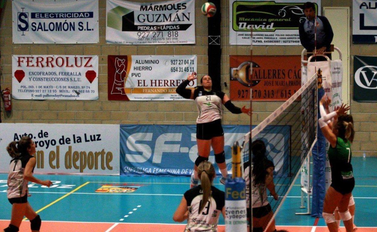 Janine Sandell ataca un balón por zona '4'. 