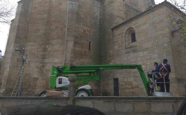 Imagen principal - El ayuntamiento coloca las luces de navidad y prescinde del encendido