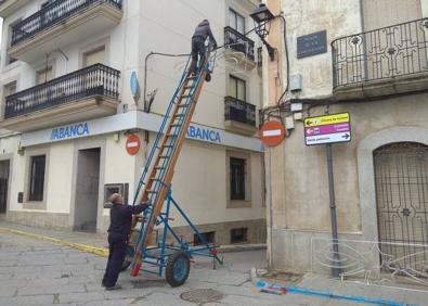 Imagen secundaria 1 - El ayuntamiento coloca las luces de navidad y prescinde del encendido