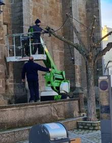 Imagen secundaria 2 - El ayuntamiento coloca las luces de navidad y prescinde del encendido
