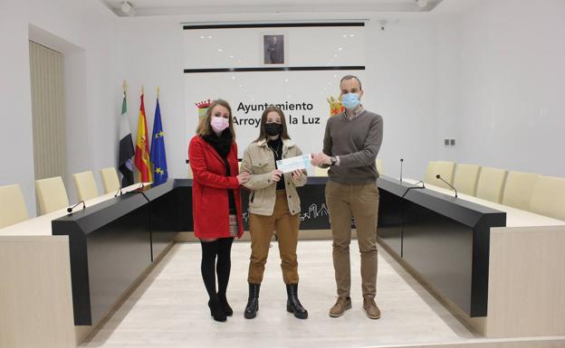 Marta Parrón, junto al alcalde, Carlos Caro y la directora, Sandra Rodríguez. 