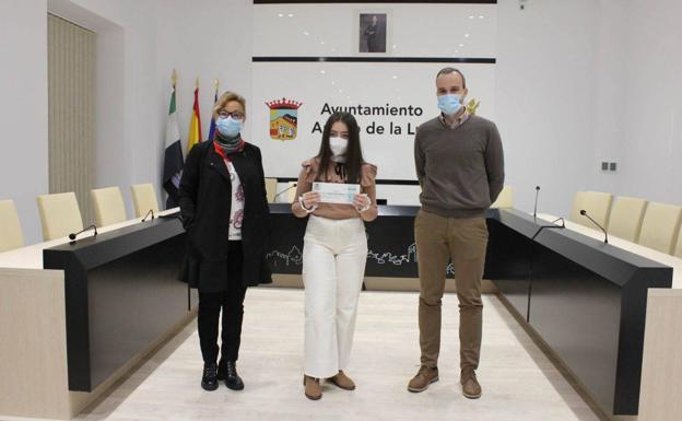 Carmen Aparicio, junto al alcalde, Carlos Caro y a la directora, Nina Bañegil.