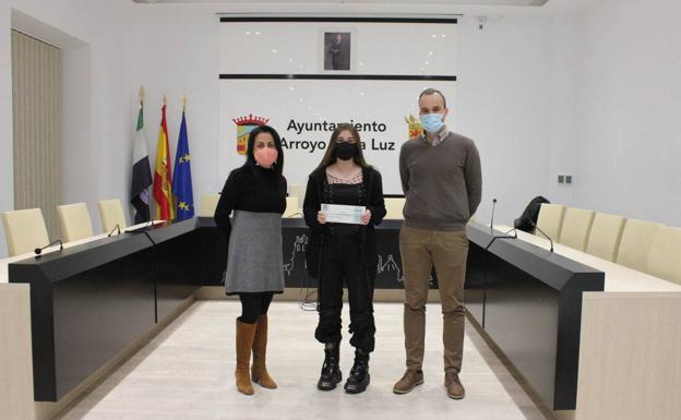 Victoria Guzmán, junto al alcalde, Carlos Caro y a la directora, María Ángeles Moreno.