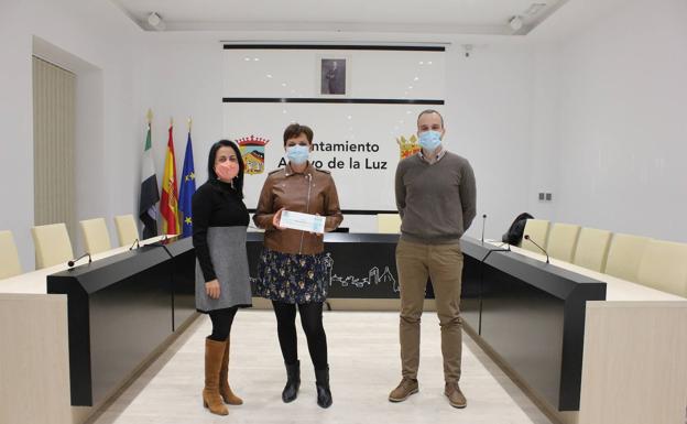 Sara Luceño, junto al alcalde, Carlos Caro y a la directora, María Ángeles Moreno. 