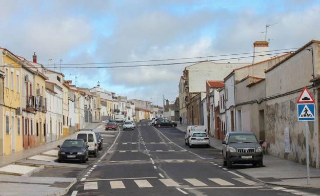 Imagen principal - Arriba: Estado de la calle La Charca una vez finalizada las obras. Debajo: Centro de Interpretación en la Dehesa de la Luz. 