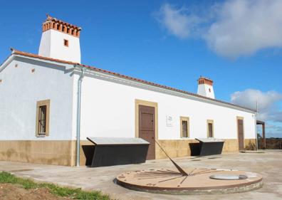 Imagen secundaria 1 - Arriba: Estado de la calle La Charca una vez finalizada las obras. Debajo: Centro de Interpretación en la Dehesa de la Luz. 
