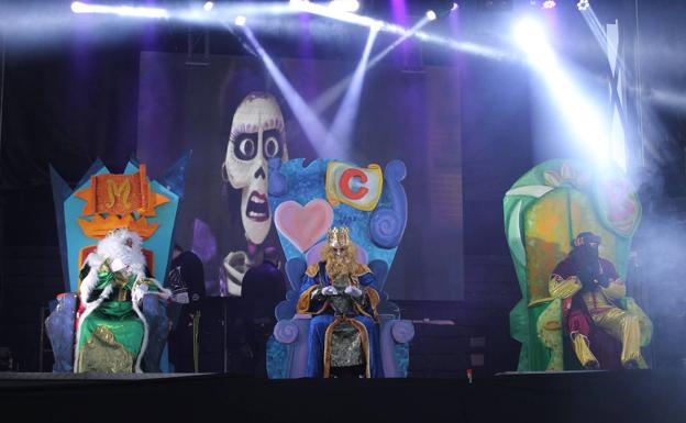 Imagen principal - Noche de ilusión y emoción en la cabalgata de Reyes Magos de Arroyo de la Luz