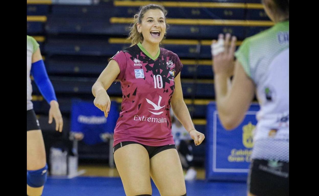 Julia Cabeza designada mejor líbero de la jornada e incluida en el septeto ideal