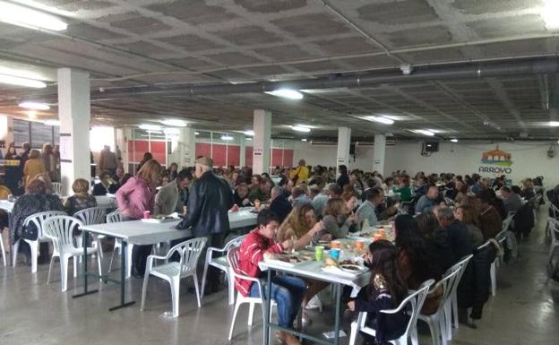 Imagen principal - Arriba, la popular degustación. Debajo, cocinando las coles la noche anterior y una ración de coles con buche. 