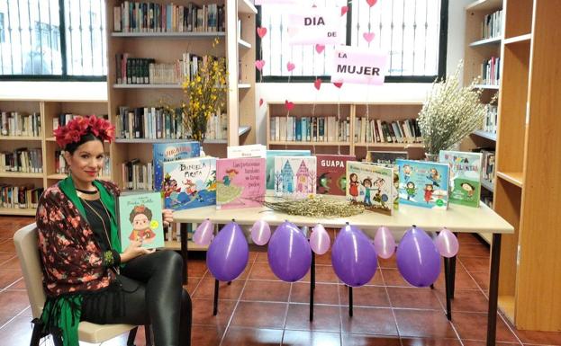 Esther Cordero, responsable de la biblioteca arroyana, con una selección de libros feministas. 