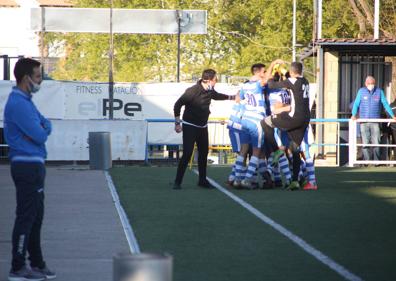 Imagen secundaria 1 - El Arroyo se impone al Olivenza y se asegura la permanencia en Tercera para la próxima temporada