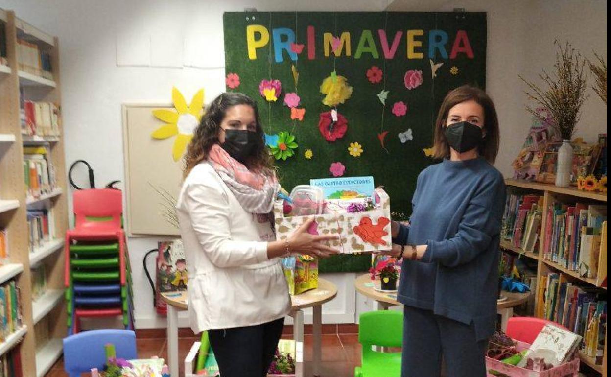 Esther Cordero, responsable de la biblioteca y Consuelo Cacho, directora del Centro Infantil Ta-ca-tá.