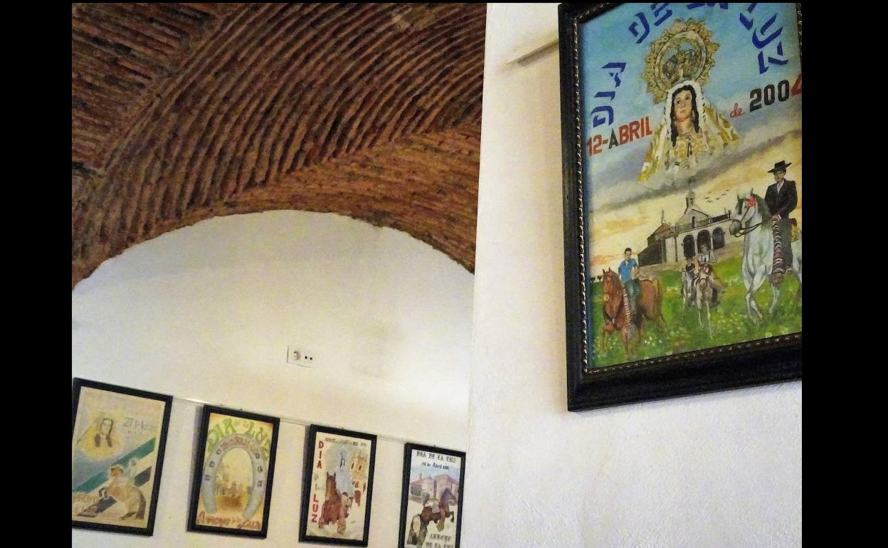 La Oficina de Turismo acoge una exposición de carteles antiguos del Día de la Luz