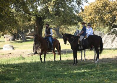 Imagen secundaria 1 - Varios grupos de caballistas durante esta mañana. 