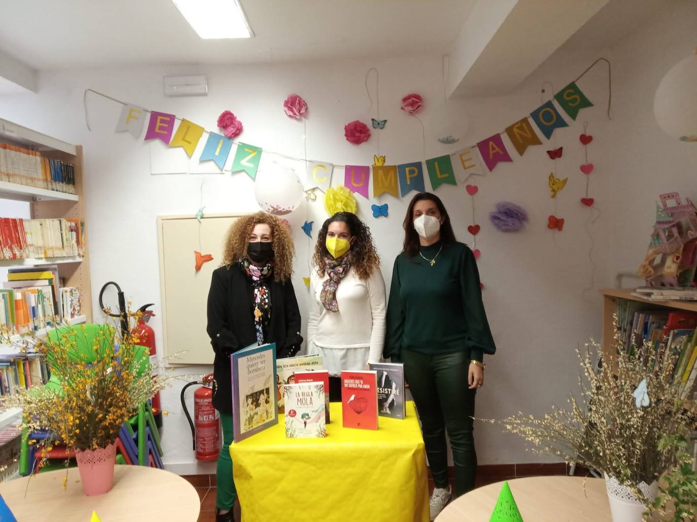 Esther Cordero, responsable de la biblioteca, recoge la donación. 