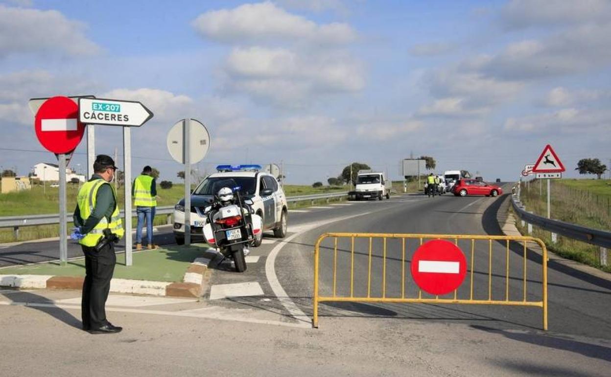 Control de la Guardia Civil en el aislamiento de Arroyo de la Luz en marzo de 2020. 