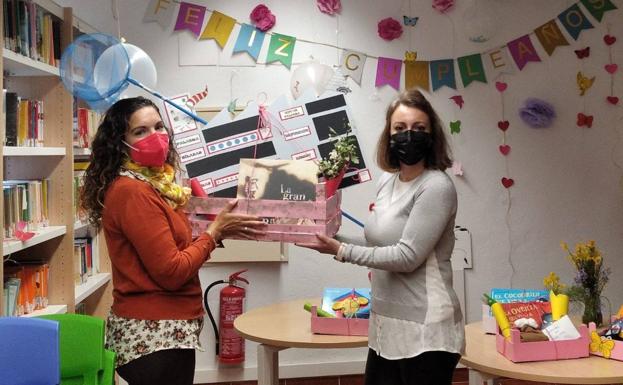 Responsable del la Biblioteca entregando cajas sensociales al Concertado Ntra Sra de los Dolores. 