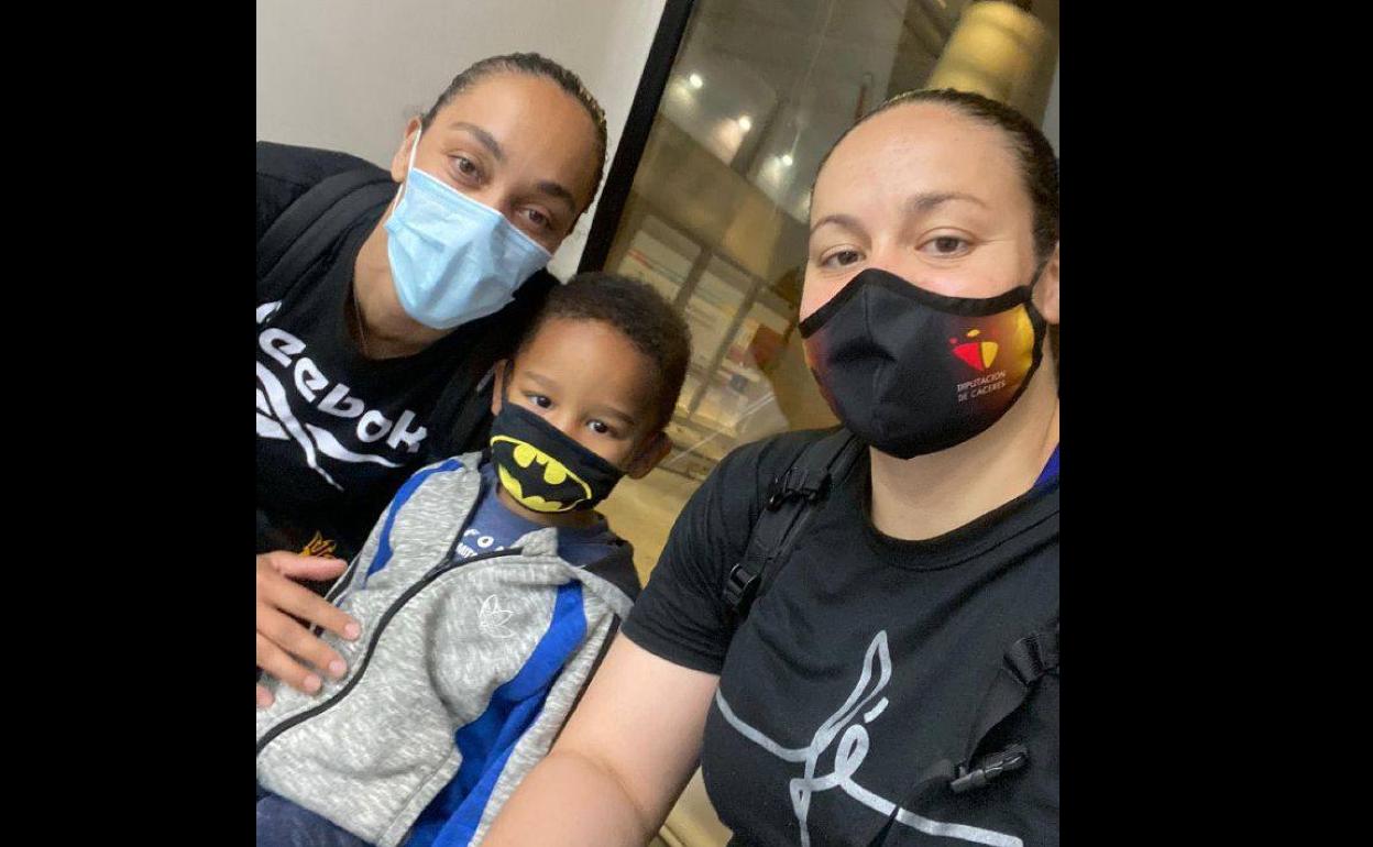 Flavia Lima, Janine Sandell y el pequeño Jayden en Barajas. 