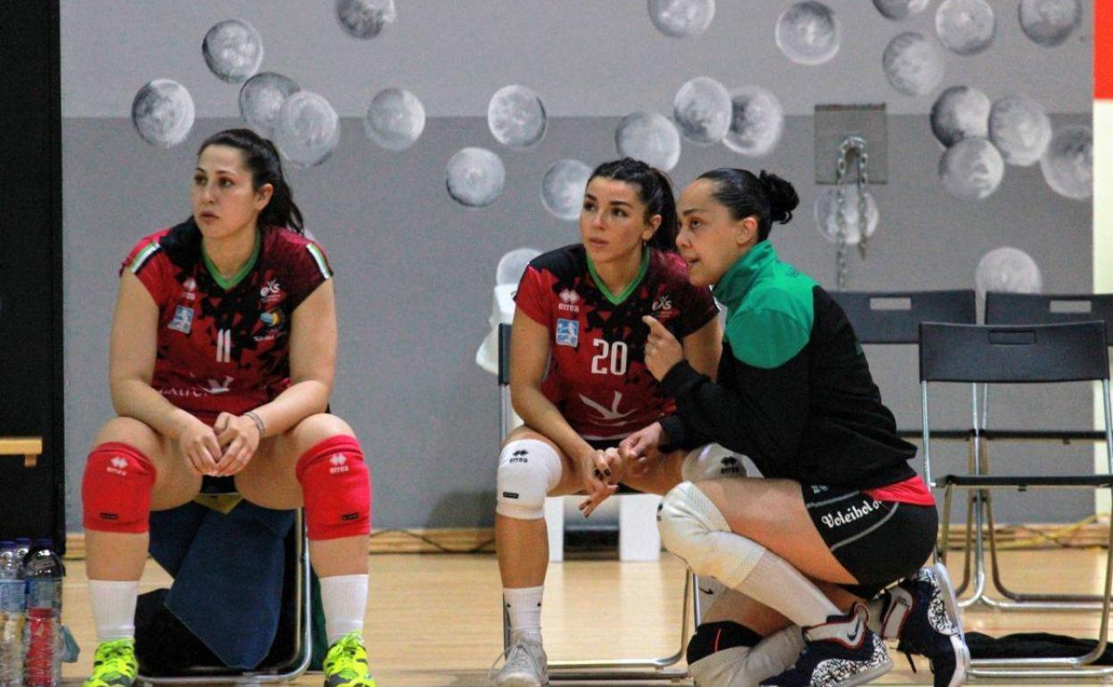 Flavia Lima habla con Nerea Jiménez y 'Nena' Moreno en un partido. 