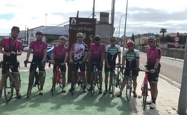 Imagen principal - Grupo completo y debajo la bandera del club arroyano. 