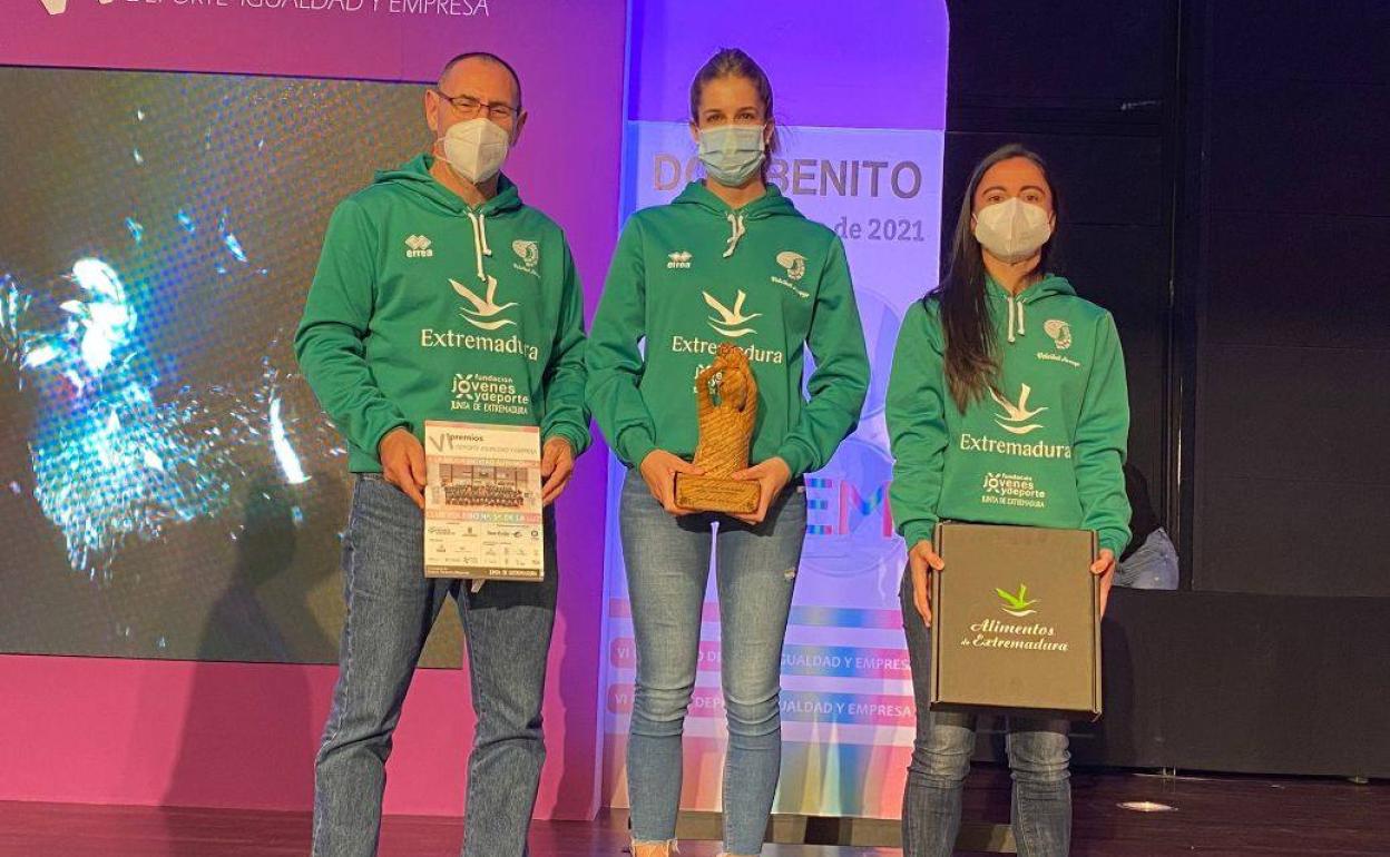 Adolfo Gómez, junto a Yohana Rodríguez y Judith Pérez. 