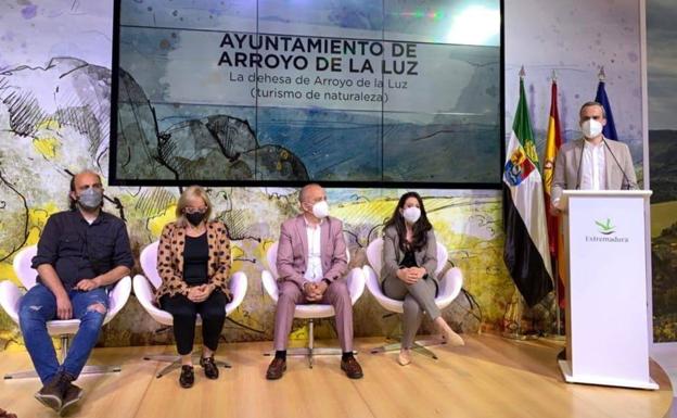 Los concejales Julio Alberto Castaño, Mercedes Pérez, Santos Jorna y Leticia Carrero y el alcalde Carlos Caro. 