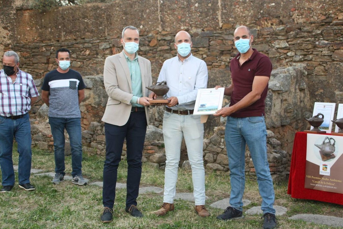 El Premio Local Candil de la Dehesa fue para las asociaciones de pesca de la localidad; Club de Pesca Deportiva 'Las Pasaderas', que recogió el premio su secretario- tesorero Miguel Aparicio. Sociedad Municipal de Pescadores 'Coto Molano-Pontones', que recogió el premio su secretario Miguel Ángel Castaño, y Sociedad Municipal de Pescadores 'Charca Grande- Chica', que recogieron el premio, el secretario, Rafael Peco