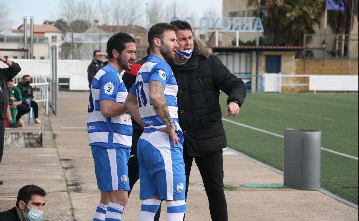 Ávila dando instrucciones a Asier y a David Sánchez antes de entrar al terreno de juego. 