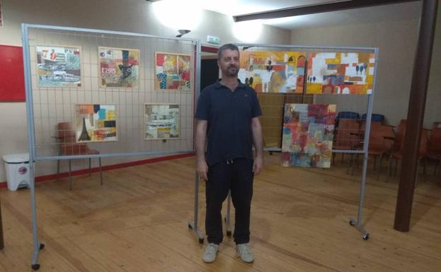 Rafael Quintero junto a su muestra. 