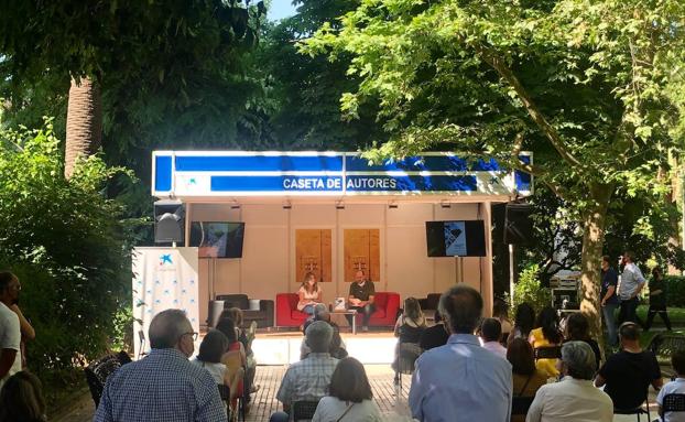 Imagen principal - Arriba, presentación. Debajo, firma de ejemplares. 