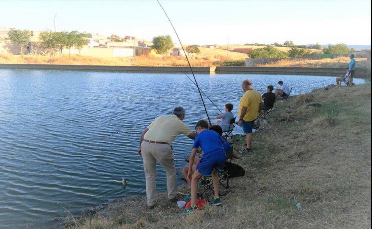 Curso de pesca. Imagen de archivo. 