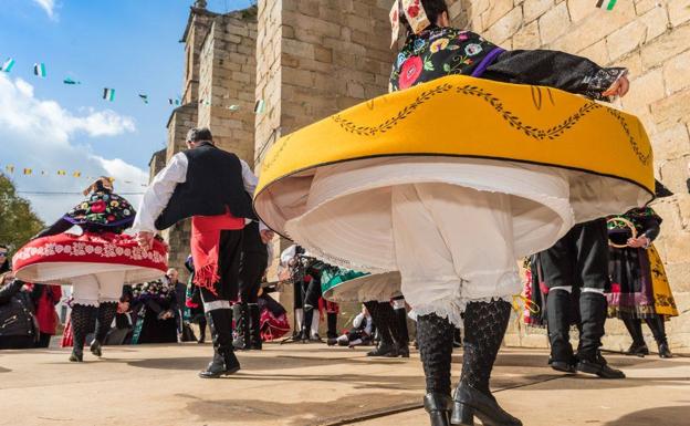 Grupo folclórico municipal el Harriero, bailando en la festividad de las Candelas. 